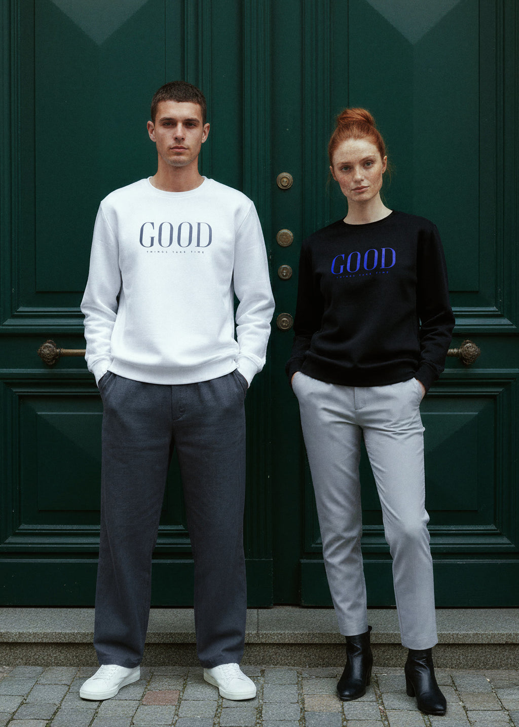 Detalle serigrafía GOOD THINGS TAKE TIME sudadera blanca y negra