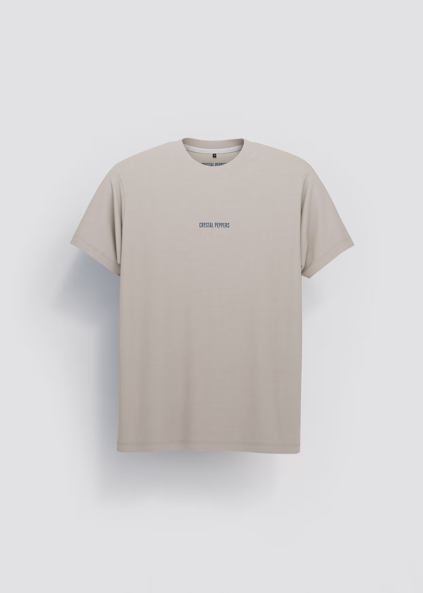 Camiseta mocca Never Runs Out of Fuel — vista frontal con logo Crystal Peppers centrado en el pecho