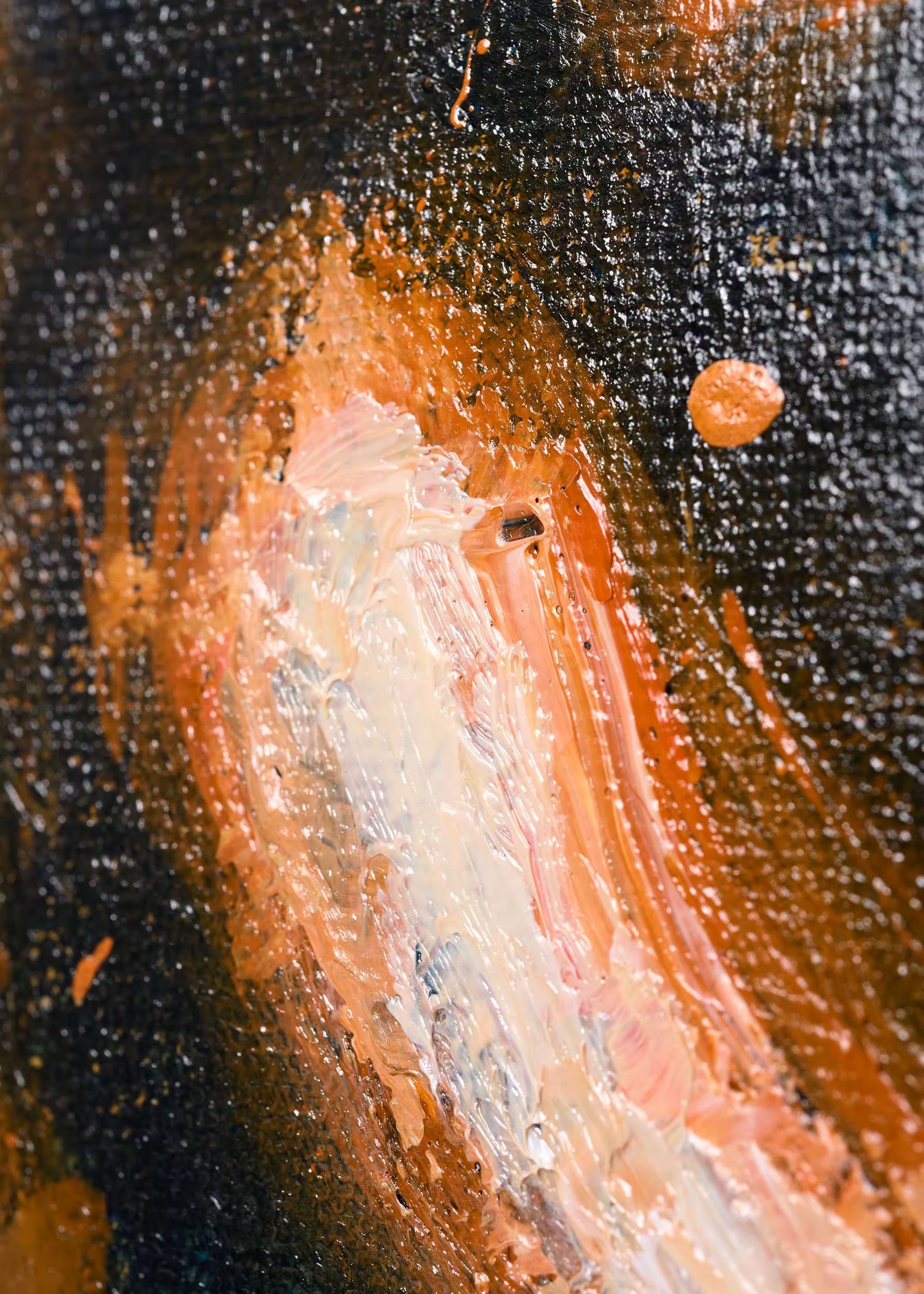 Detalle del arco superior y ojo X en bokeh — pintura original Smiley Crystal Peppers, técnica mixta