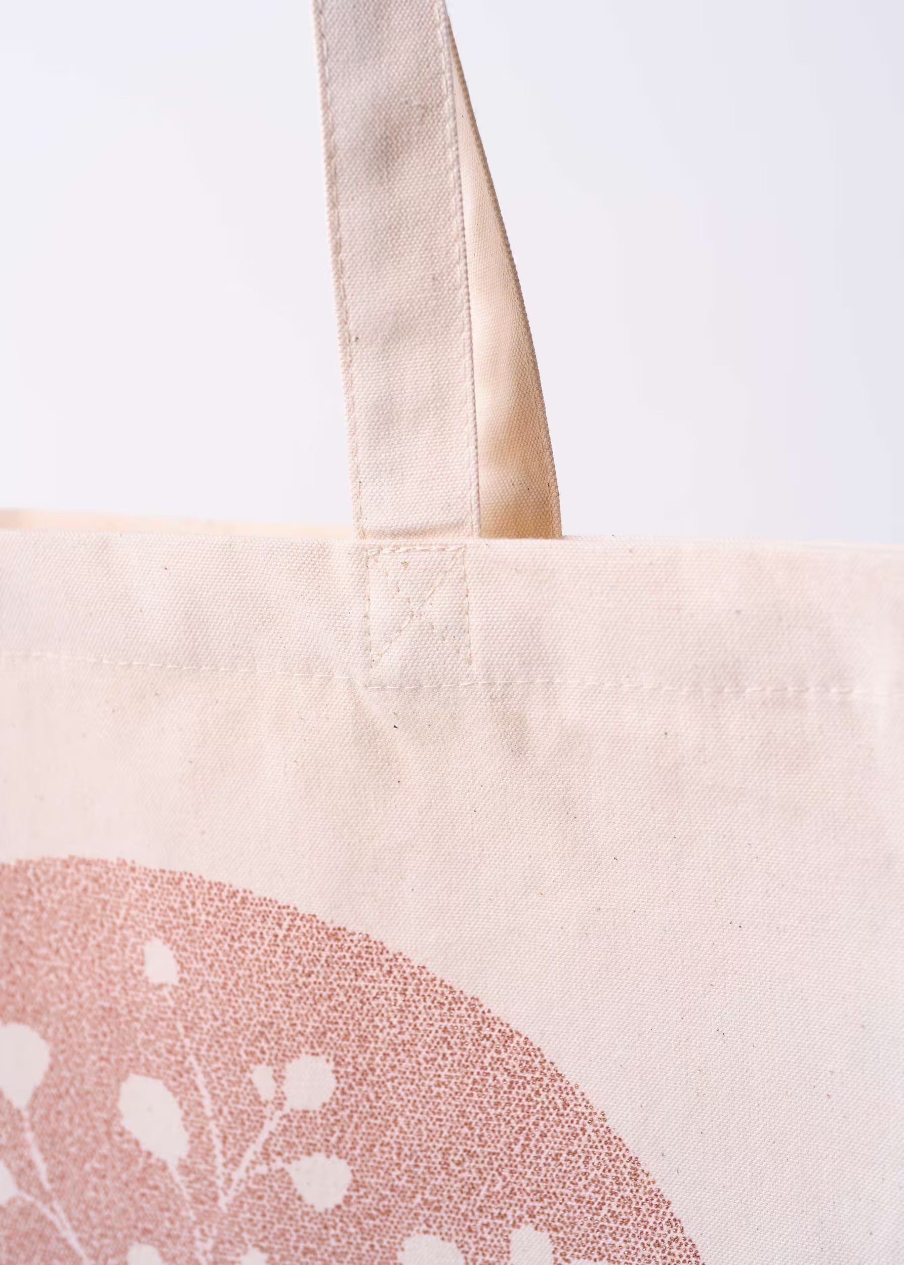 Detalle del asa y costura superior del tote bag Arena Roja — algodón orgánico natural 340 g/m² con inicio de serigrafía