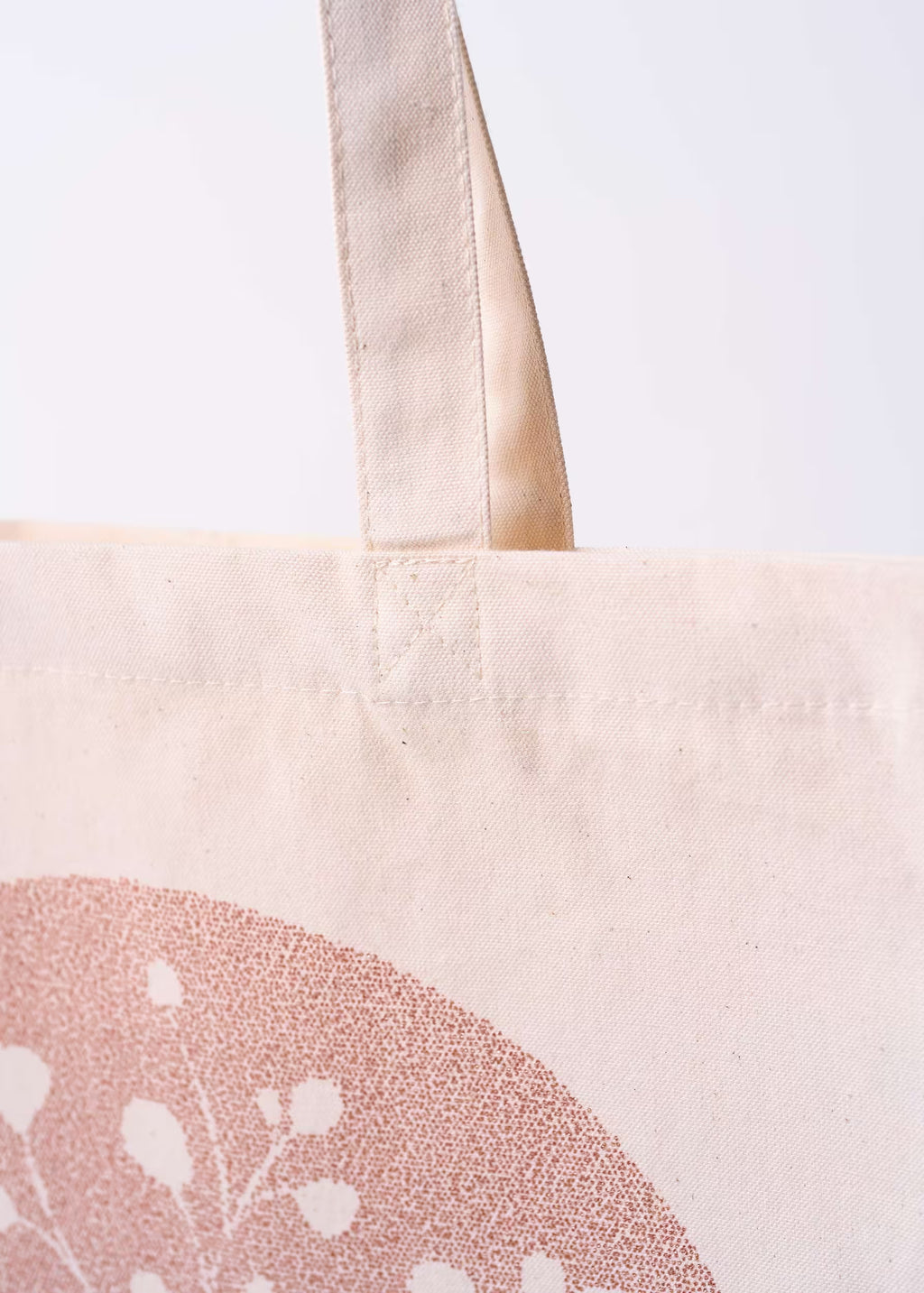 Detalle del asa y costura superior del tote bag Arena Roja — algodón orgánico natural 340 g/m² con inicio de serigrafía