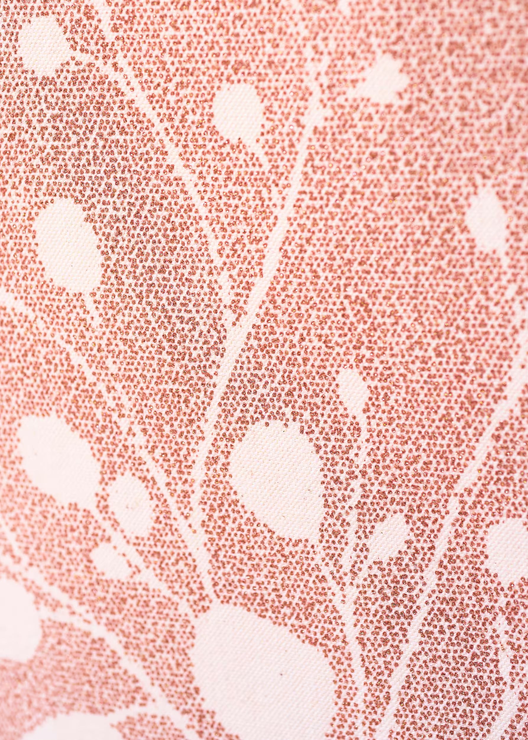 Macro de la serigrafía arena roja metalizada del tote bag Arena Roja — técnica puntillista con tinta ecológica sobre lienzo natural