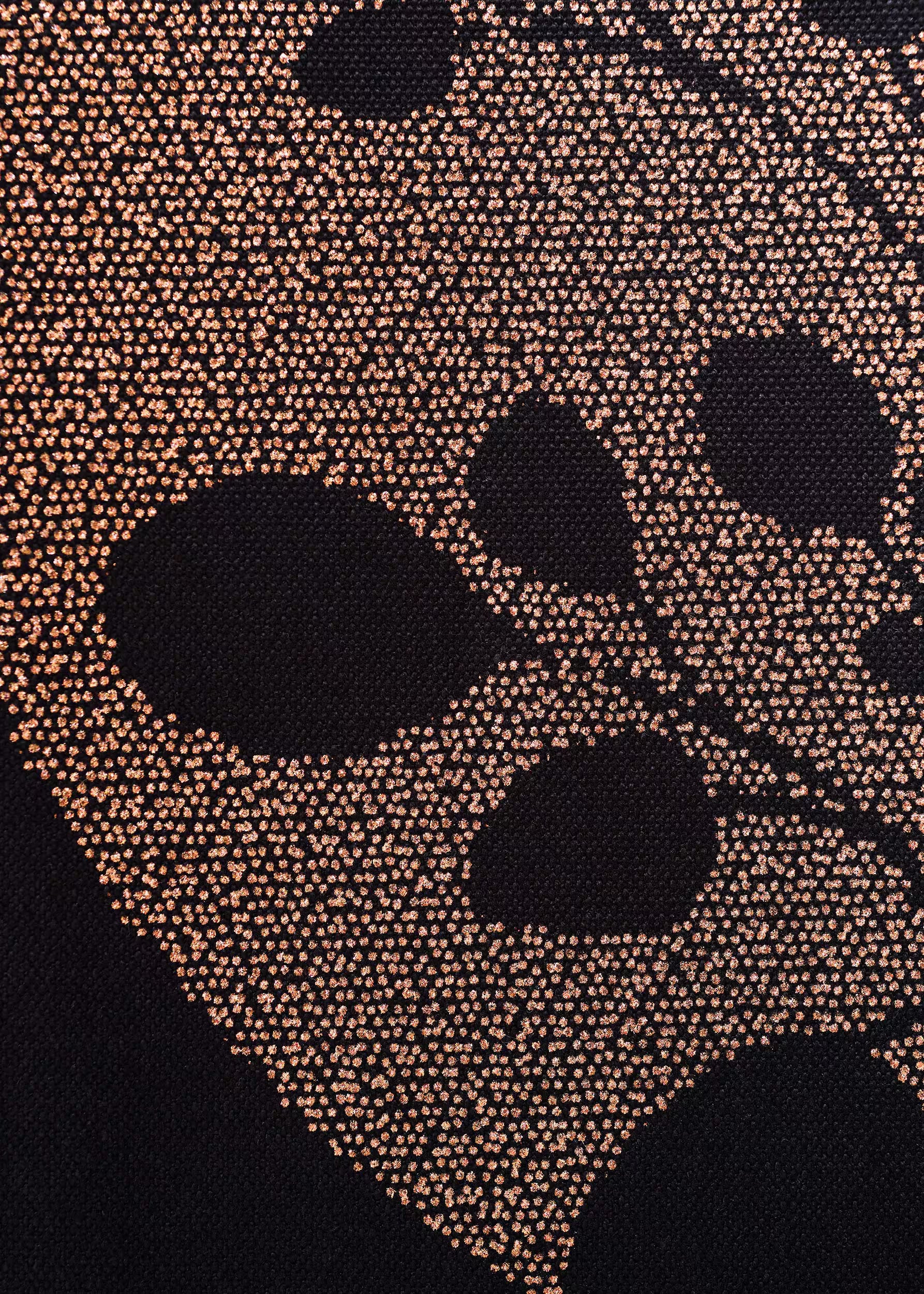 Macro de la serigrafía cobre metalizada del tote bag Carbón Cobre — técnica puntillista con tinta ecológica sobre lienzo negro